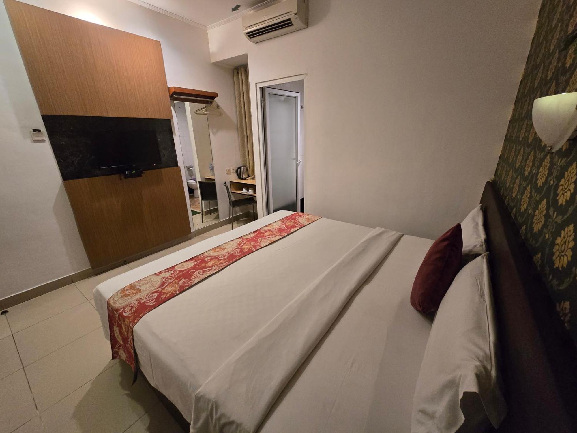 Marilyn Hotel Serpong Exterior photo