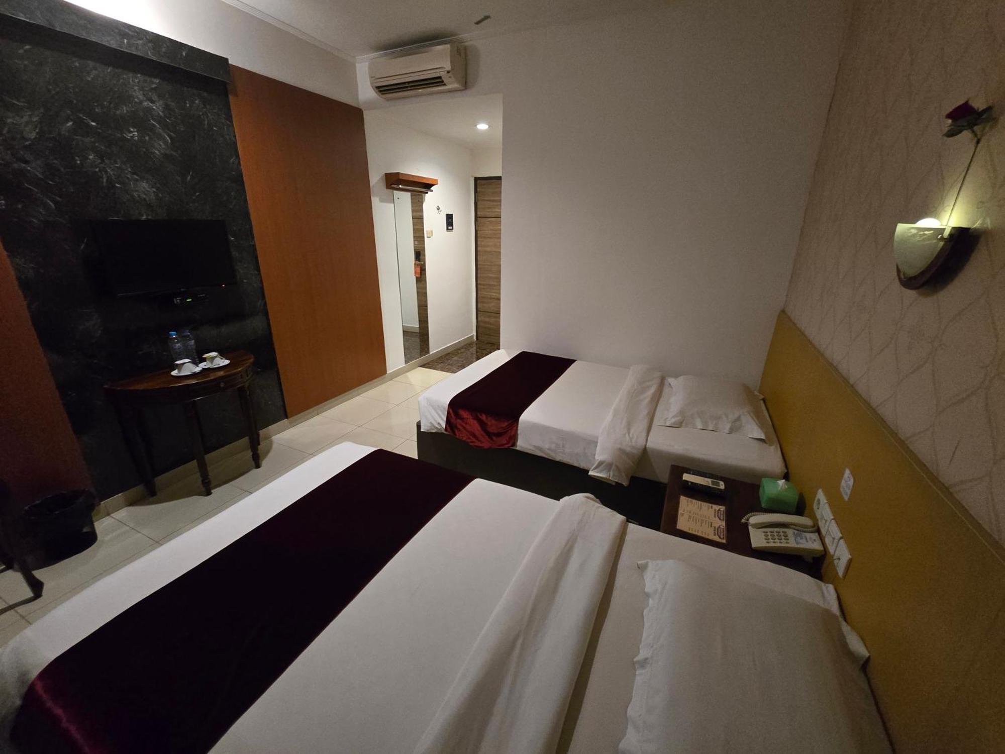 Marilyn Hotel Serpong Exterior photo