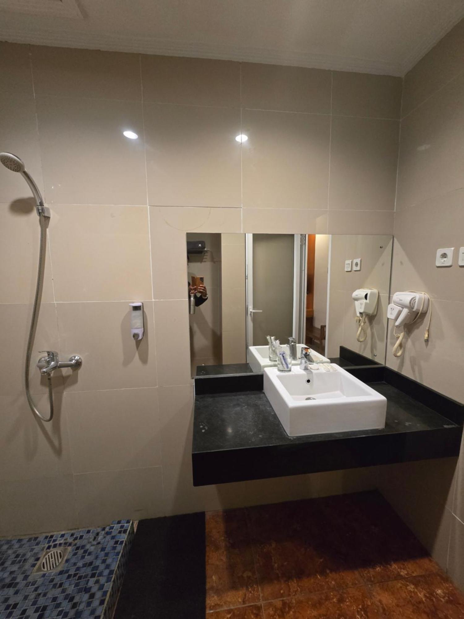 Marilyn Hotel Serpong Exterior photo
