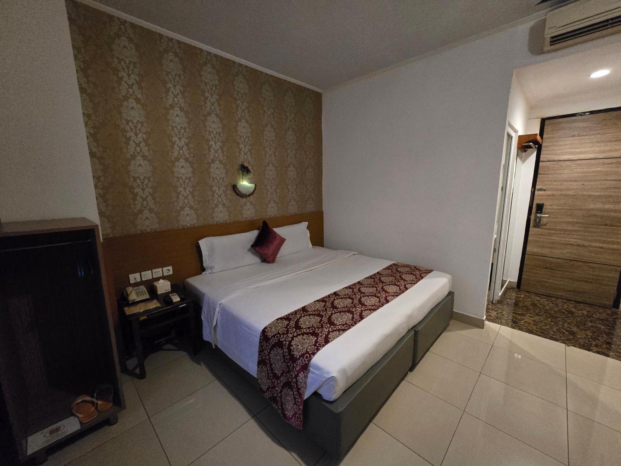 Marilyn Hotel Serpong Exterior photo