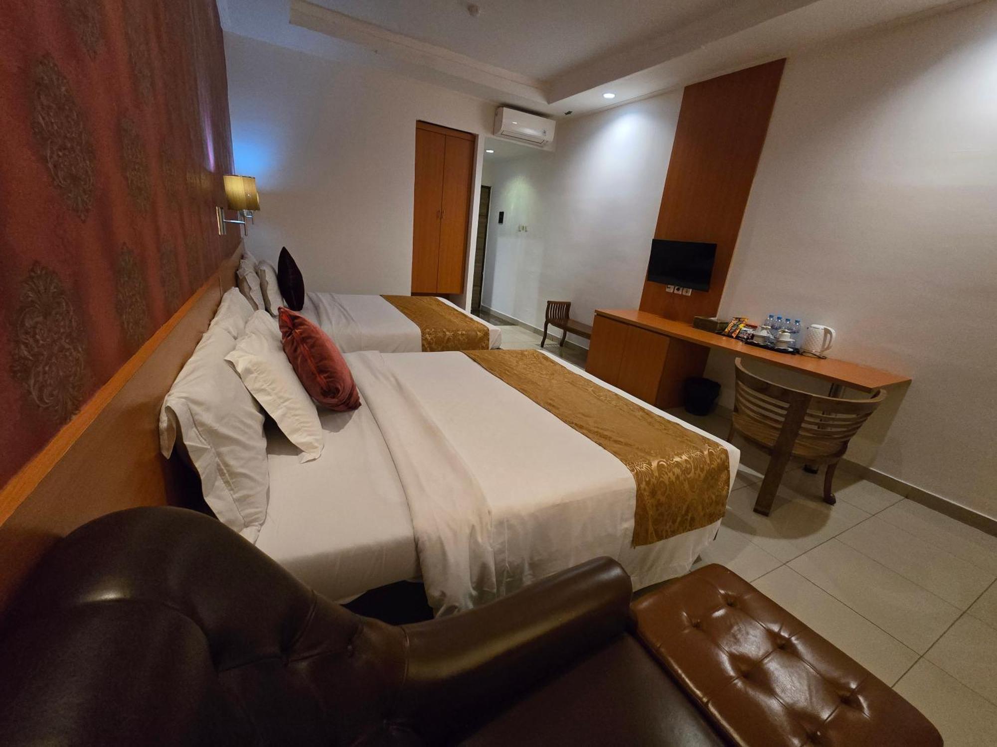 Marilyn Hotel Serpong Exterior photo