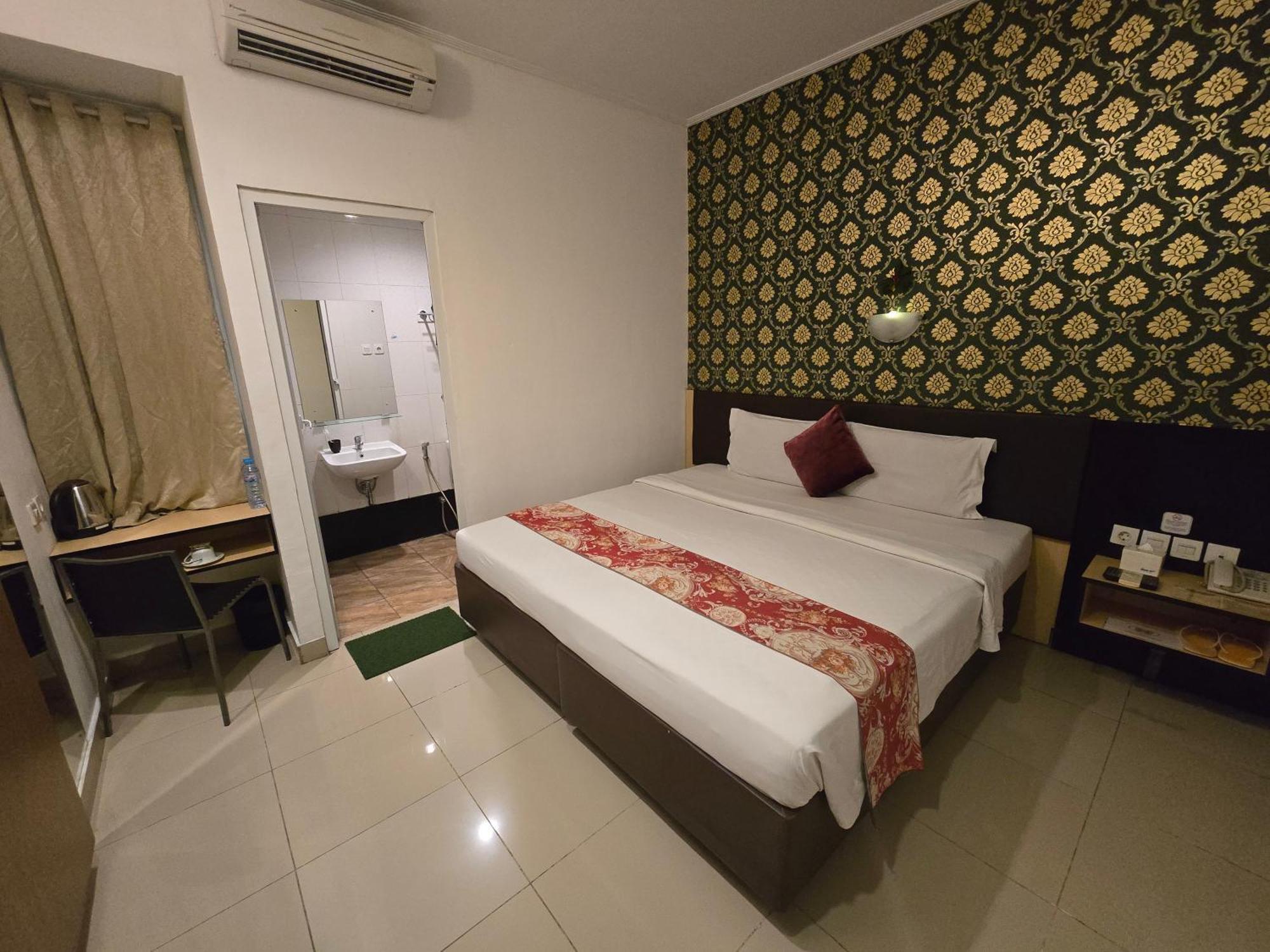 Marilyn Hotel Serpong Exterior photo
